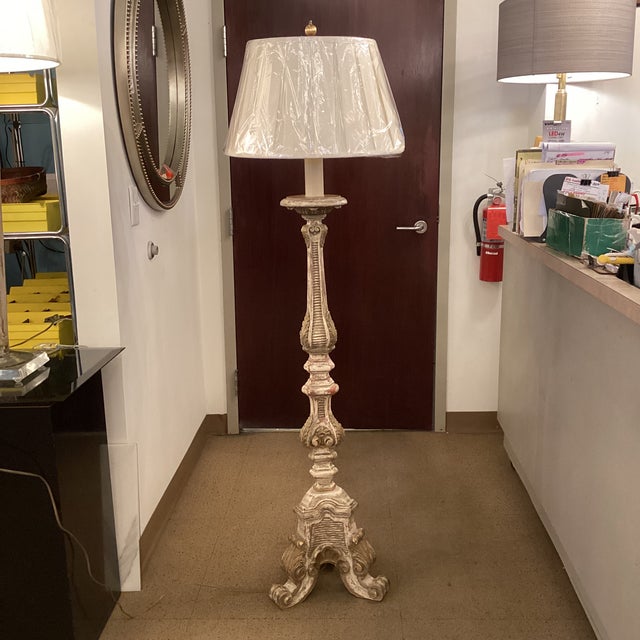 Wood Mid 20th Century Italian Carved Wood Floor Lamp With Distressed Gilt & Cream Finish For Sale - Image 7 of 8