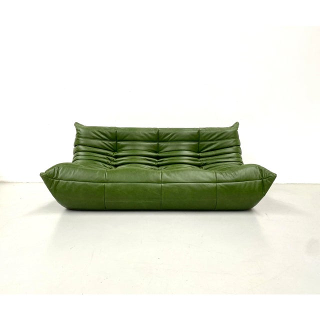 Mid-Century Modern French Three-Seater Togo Sofa in Forest Green Leather attributed to Michel Ducaroy for Ligne Roset For Sale - Image 3 of 11
