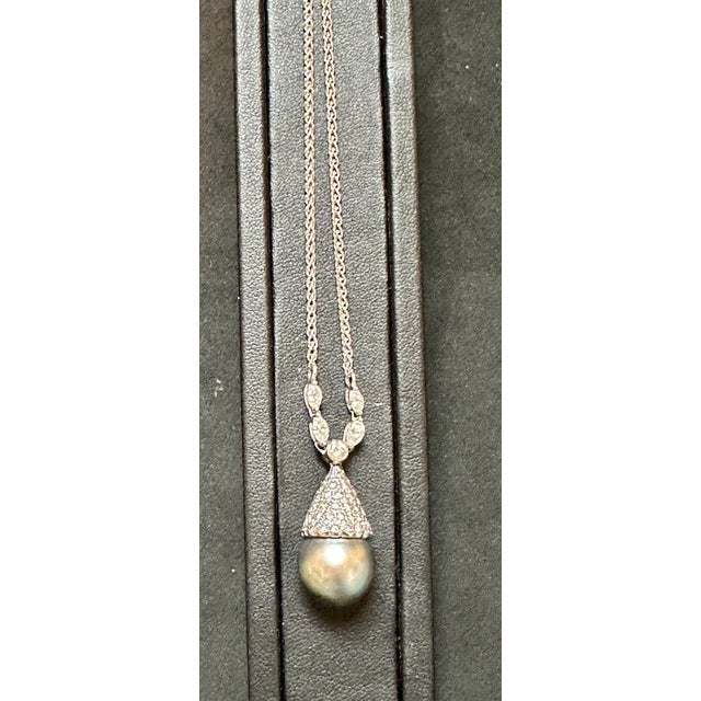 2020s 14 Mm Black Round Tahitian Pearl & 2 Ct Diamond 14 Kt Gold Pendant /Necklace For Sale - Image 5 of 8