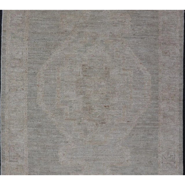 Textile Modern Oushak With Off Gray Background With a Large Tribal Medallion in Cream For Sale - Image 7 of 9