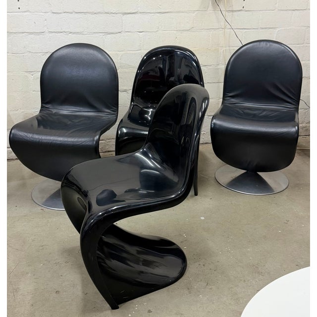 A beautiful pair of absolute design classics: - 2 Panton Chairs - Height 83 cm, Width 48 cm, Depth 61 cm - Manufactured by...