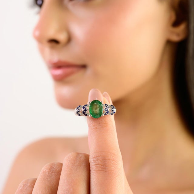 Elegant 925 Sterling Silver 9x7 Oval Emerald & Blue Sapphire Wedding Ring - Size 8 For Sale - Image 4 of 11