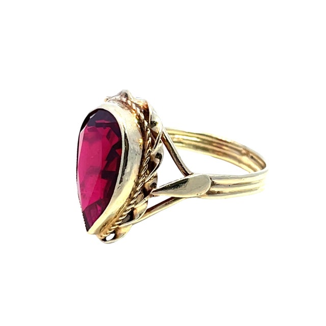 Modern 14k Yellow Gold Pear-Shape Garnet Ring, Size 6.5 For Sale - Image 3 of 4