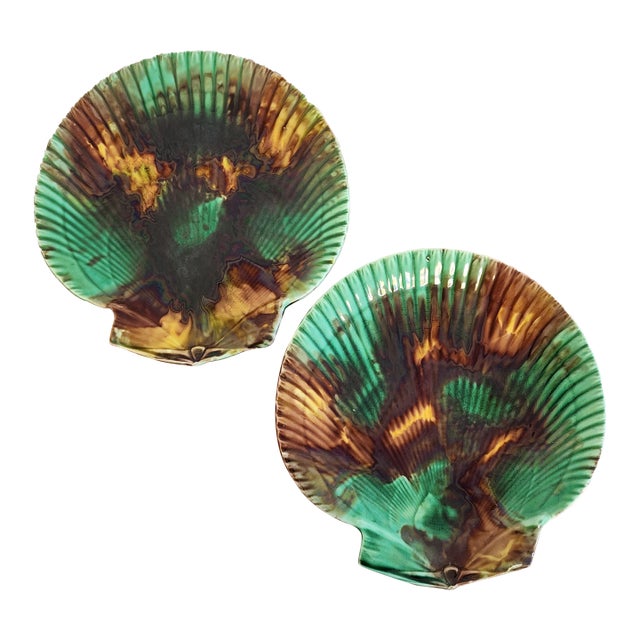 19th Century Wedgwood Majolica Green & Brown Tortoiseshell Glazed Shell Plates - Set of 2 For Sale