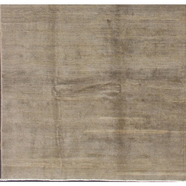 Modern Rug in Neutral Tones With Subdued Design by Keivan Woven Arts. Keivan Woven Arts / rug 1912-274, country of origin...