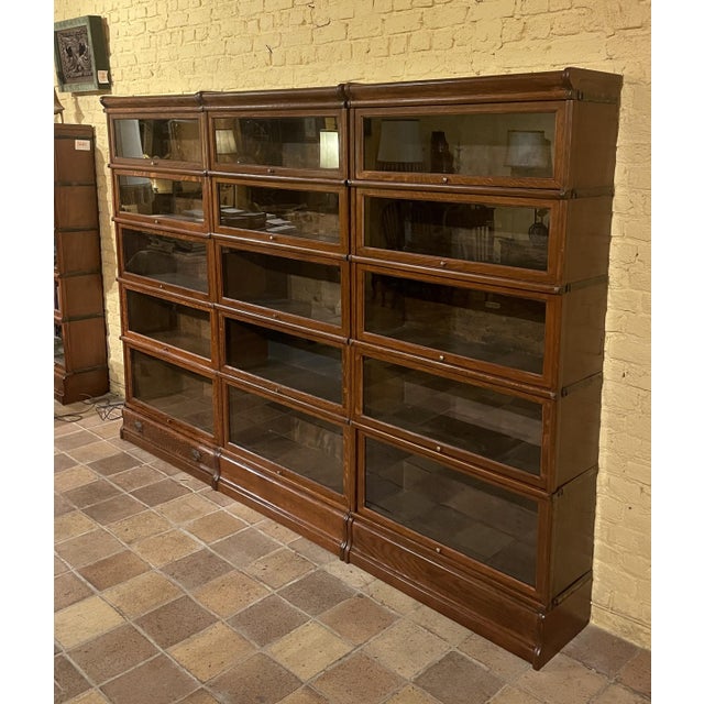Exceptional set of three Globe Wernicke London oak bookcases from the late 19th/early 20th century - England. They can be...