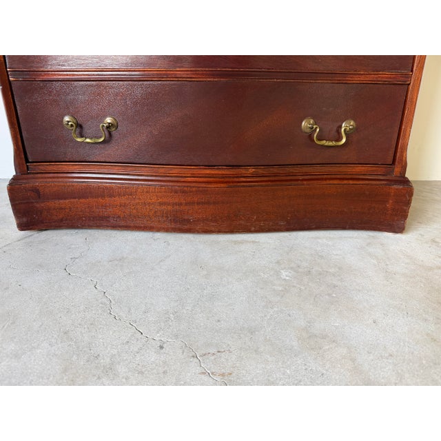 Vintage Serpentine-Front Mahogany Three-Drawer Nightstand / Bachelor’s Chest For Sale - Image 12 of 12
