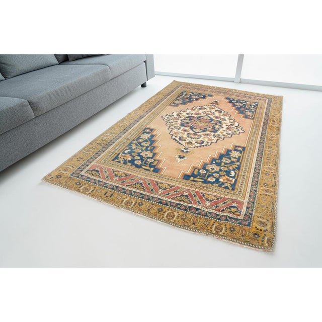 Add timeless elegance to your home with this hand-knotted vintage Turkish rug, a unique example of traditional Anatolian...