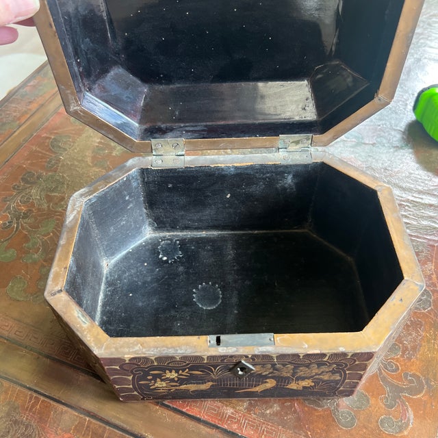 19th-Century Chinese Export Lacquer Tea Caddy Box With Gilt and Painted Figural Cartouches For Sale In Providence - Image 6 of 7