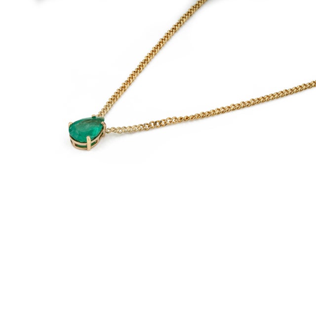 Metal 1.63ct Pear Cut Emerald Solitaire Modern Necklace in 14k Yellow Gold-18 Inch Length For Sale - Image 7 of 16