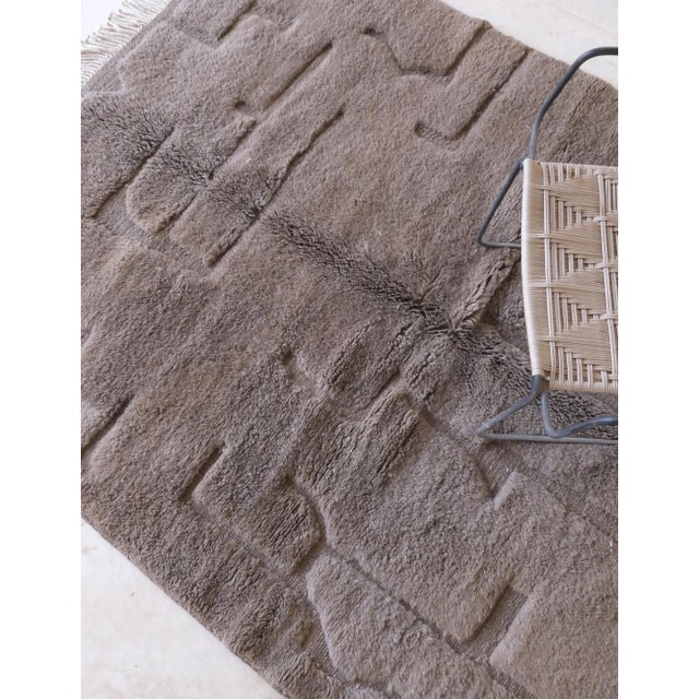 Moroccan Taupe Beni MRirt Wool Rug - 8.2 X 5.4 Ft For Sale - Image 4 of 10