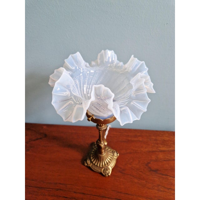 Table Lamp in Gilt Bronze and Opalescent Glass, Early 20th Century For Sale - Image 9 of 18