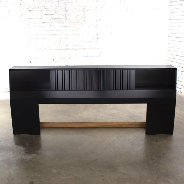 Mid-20th Century MCM King Size Bookcase Headboard by Sligh Furniture Cross Country Line With Black Painted Frame For Sale - Image 6 of 18