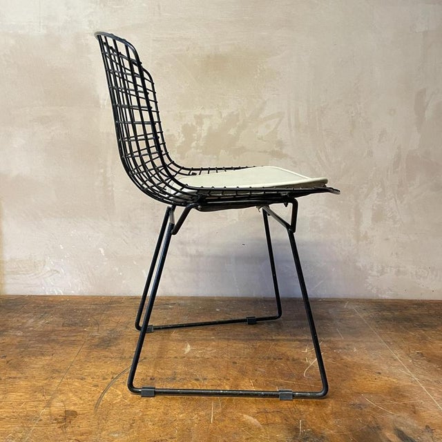 Bertoia Side Chair in Black with Cushion by Harry Bertoia, 1950s For Sale - Image 3 of 5