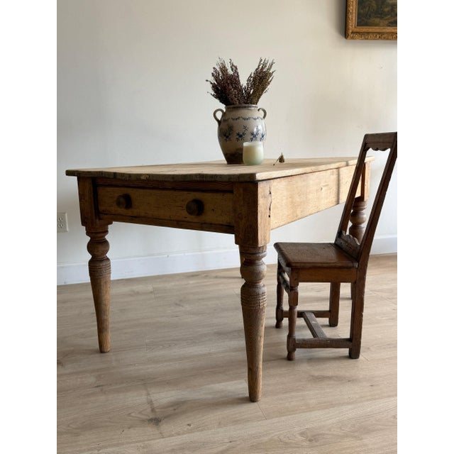 English pine, dried to a soft tone, with a drawer on each end, turned wooden knobs and a set of nicely turned baluster...