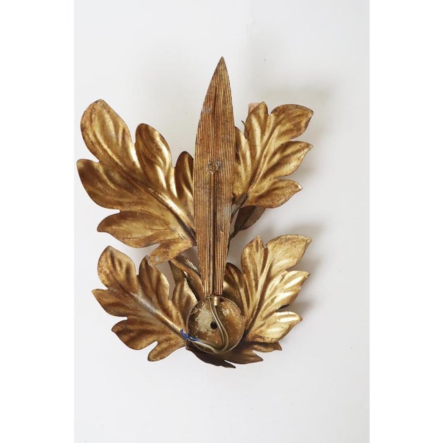 1960s Hollywood Regency Palm Leaf Wall Lamp in Gold Leaf Metal, 1960s For Sale - Image 5 of 12
