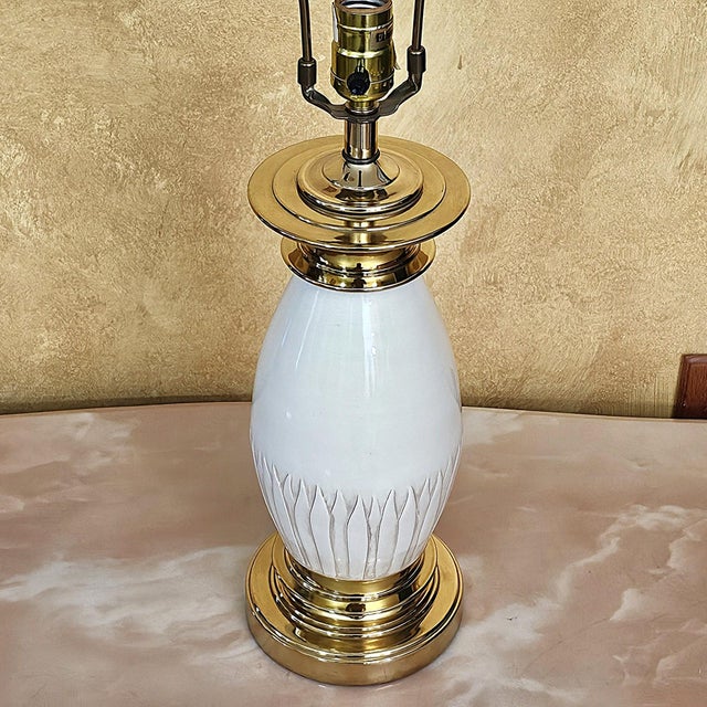 Vintage Ethan Allen Ivory Porcelain & Brass Leaf-Embossed Table Lamp For Sale In Washington DC - Image 6 of 18