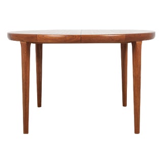 Midcentury Danish Round Dining Table in Teak attributed to Vv Møbler 1960s - with 4 Legs For Sale