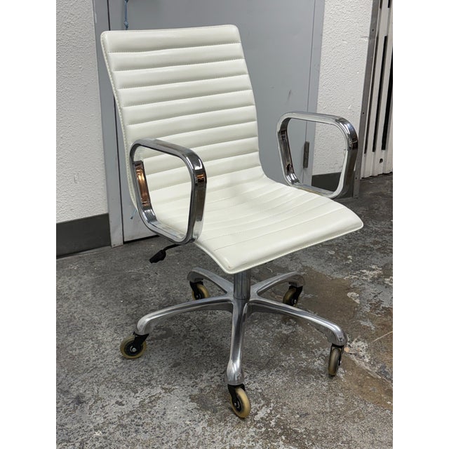Modern Crate & Barrel Ripple Ivory Bicast Leather Office Chair For Sale - Image 3 of 12