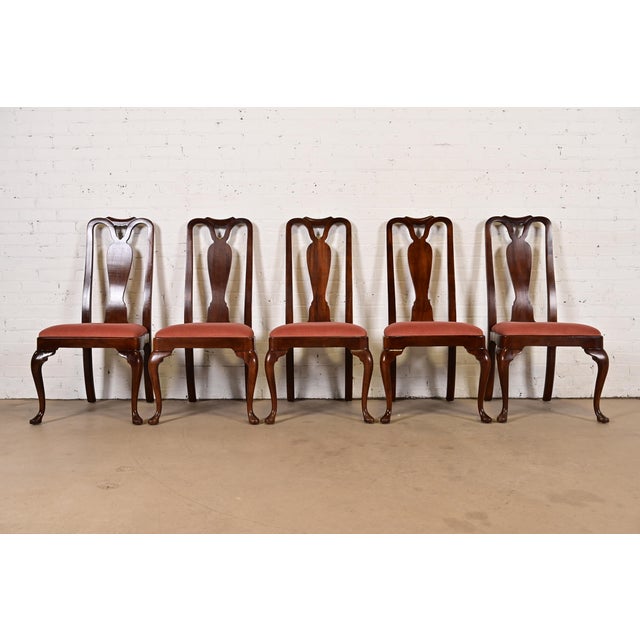 An outstanding set of five Queen Anne or Georgian style side chairs or dining chairs By Henredon USA, Circa 1980s Solid...