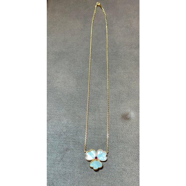 Arts & Crafts Mauboussin Paris 18Kt Yellow Gold Vintage Mother Of Pearl Clover Pendant For Sale - Image 3 of 18