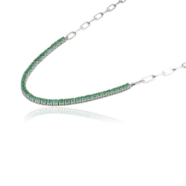Modern 3.85ct Round Emerald Tennis Necklace With Paperclip Chain in 18k Gold For Sale - Image 4 of 18