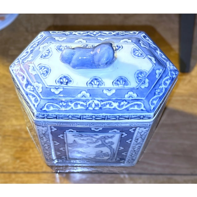 Antique Chinese Blue and White Tea Caddy For Sale In New York - Image 6 of 11