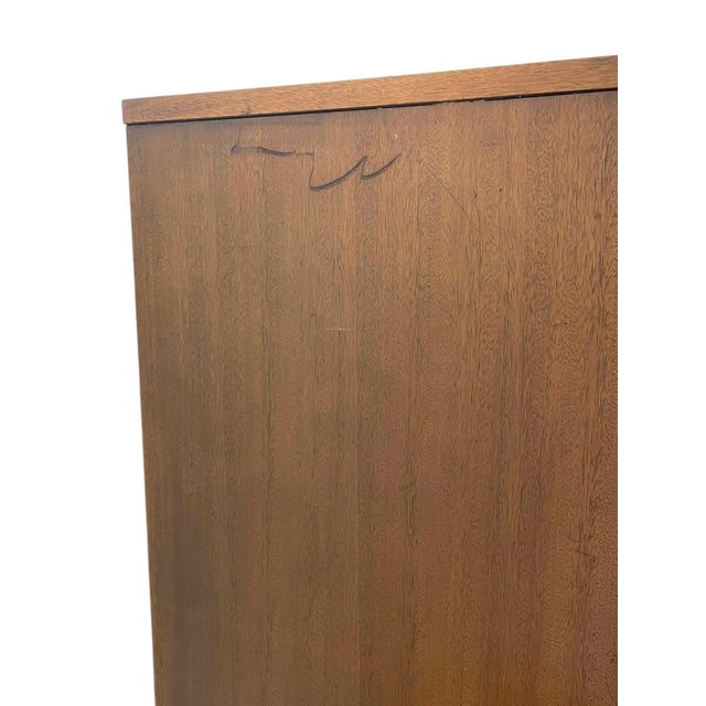 Wood 1970s Mid Century Modern Bassett Furniture 4 Drawer Dresser With Dovetail Construction and Brass-Toned Pulls For Sale - Image 7 of 9