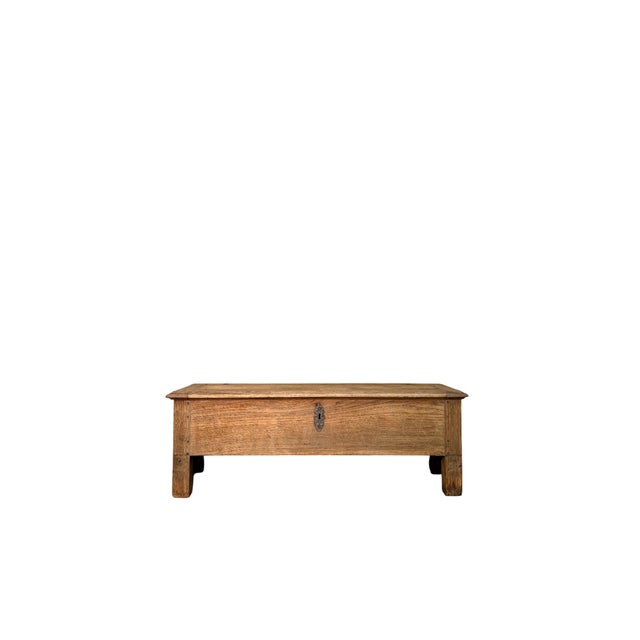 A low, long oak chest dating back to the 19th century. Solid and roomy, it features simple lines and a beautiful patina...