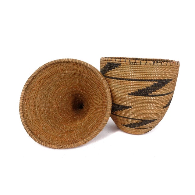 African Early 20th Century Tutsi Tight Weave Basket with Lid Rwanda For Sale - Image 3 of 5
