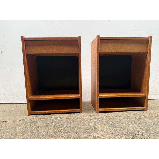 Danish Floating Bedside Tables in Oak, 1960s, Set of 2 For Sale - Image 3 of 16