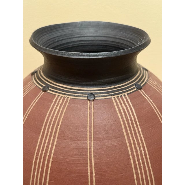 Terra Cotta 1980s Kenneth Allen Fine Stoneware Pottery Vase Scraffrito Design 11" Signed & Dated For Sale - Image 8 of 15