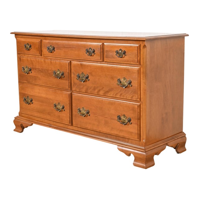 Ethan Allen American Colonial Solid Maple Seven-Drawer Dresser, 1970s For Sale