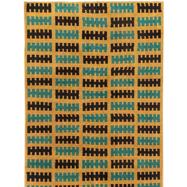 This mid-20th-century Turkish Anatolian runner presents a bold allover grid of compact comb-like motifs arranged in...