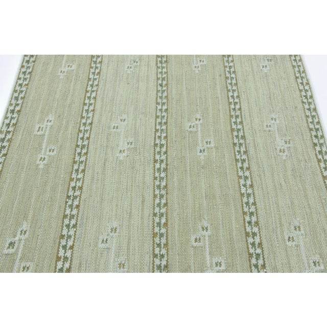 Handwoven in high-quality semi-worsted wool, this contemporary 4x6 flatweave is an exciting new addition to Rug & Kilim’s...