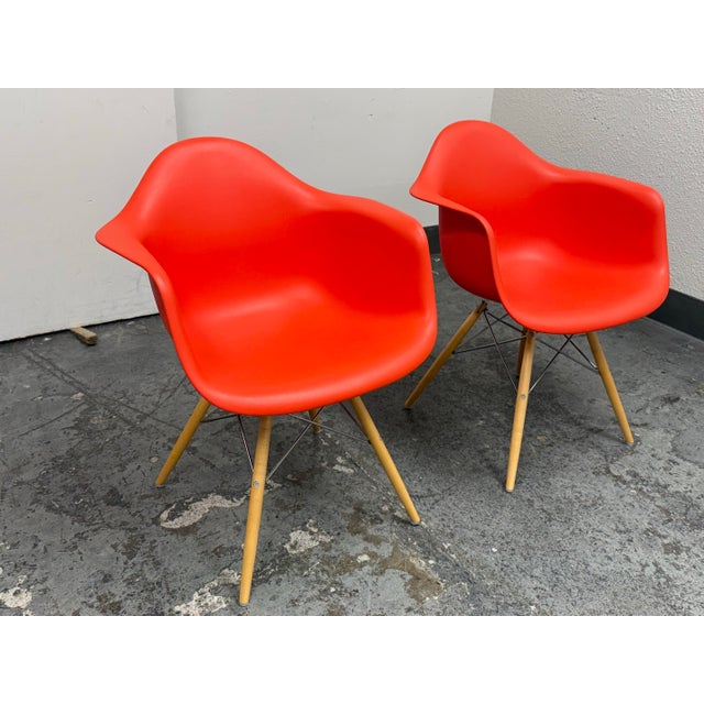 Mid-Century Modern Charles + Ray Eames for Herman Miller Molded Plastic Armchairs, Pair For Sale - Image 3 of 12