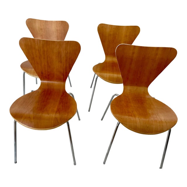 1970s Set of 4 Mid-Century Modern Chairs in the Style of Arne Jacobsen Series 7 For Sale