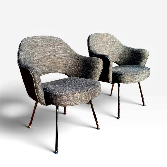 Mid-Century Modern Pair of Knoll Saarinen Executive Armchairs in Rivington Ash Grey, Chrome Legs (2019) For Sale - Image 3 of 12