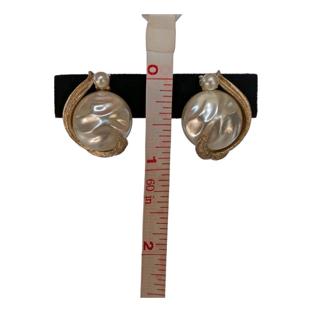 This beautiful pair of 1950s Kramer Mabe Pearl and Gold Earrings will be a lovely addition to your vintage jewelry...