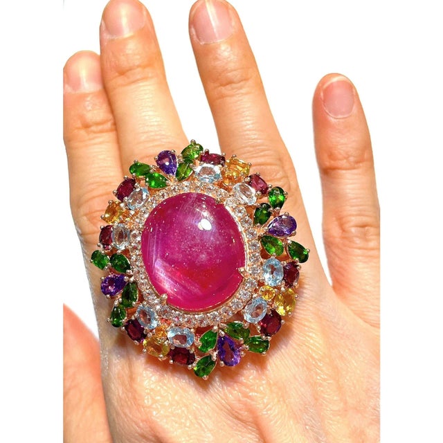 Bochic “Orient” Ruby & Multi Color Gems 18k Gold & Silver Cocktail Ring Size 5 For Sale - Image 4 of 4
