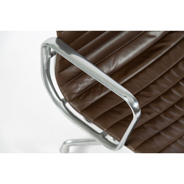 Set of 4 Eames Herman Miller Office Chairs, Brown Leather Thin Pad Aluminum Group For Sale - Image 17 of 18