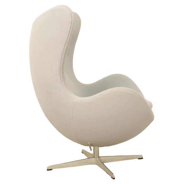 Mid Century Modern Egg Lounge Chair & Ottoman Arne Jacobsen for Fritz Hansen For Sale - Image 17 of 18