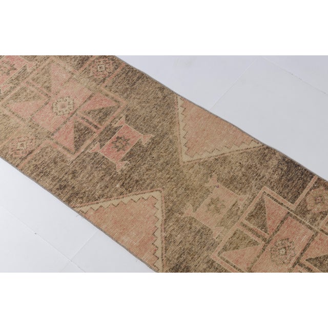 Apricot 1950s Muted Salmon & Charcoal Gray Medallion Rug For Sale - Image 8 of 10