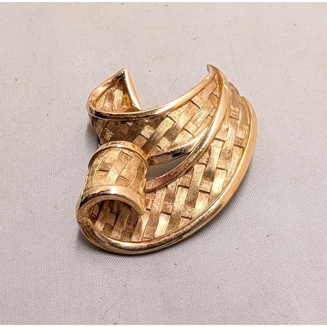 Metal Vintage Signed Crown Trifari Goldtone Woven Ribbon Brooch, 1962 For Sale - Image 7 of 8