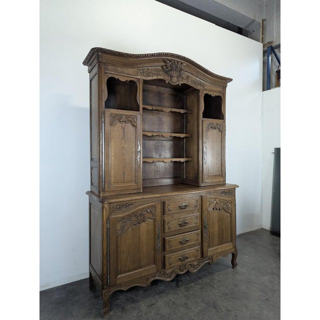 Neo-Rustic Carved Norman Bookcase, in Very Good conditions.