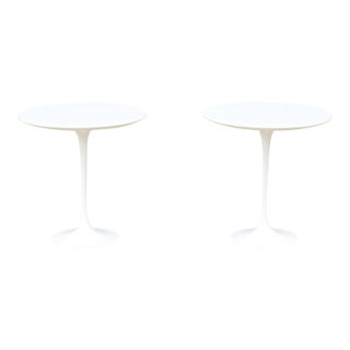 Mid-Century Modern Knoll Eero Saarinen 20" Round White Tulip Side Tables, a Pair For Sale