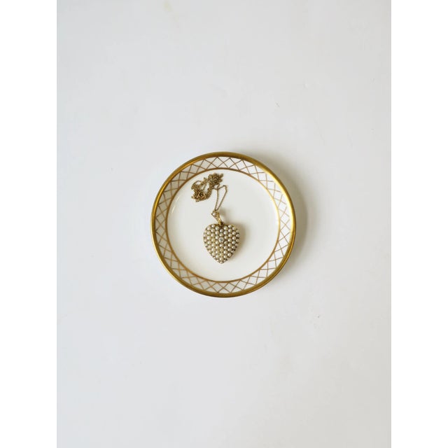 A beautiful English Spode white porcelain 'jewelry' dish with a gold line-edged rim and 'x' design, circa 20th century,...