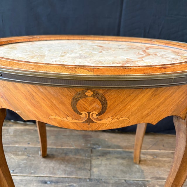 1920s Antique French Louis XV Marquetry Oval Marble Top Coffee Table For Sale - Image 5 of 10