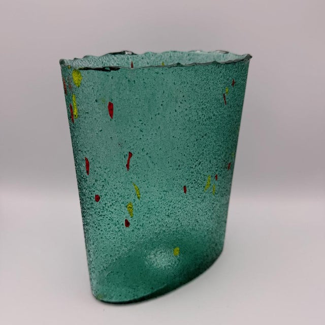 Postmodern Large Emerald Green Antikva Glass Vase with Color Inclusions by Bertil Vallien for Kosta Boda, 1990s For Sale - Image 3 of 14