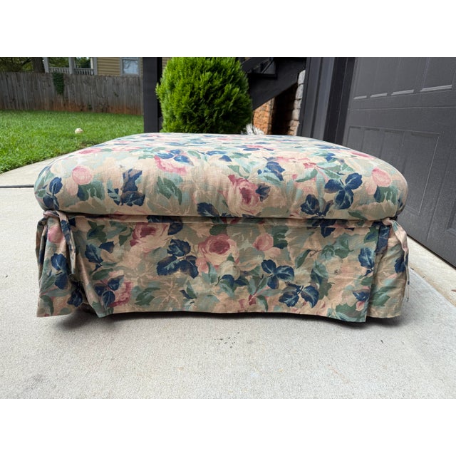 This late 1980s vintage ottoman embodies the relaxed, lived-in comfort associated with classic cottage and country house...